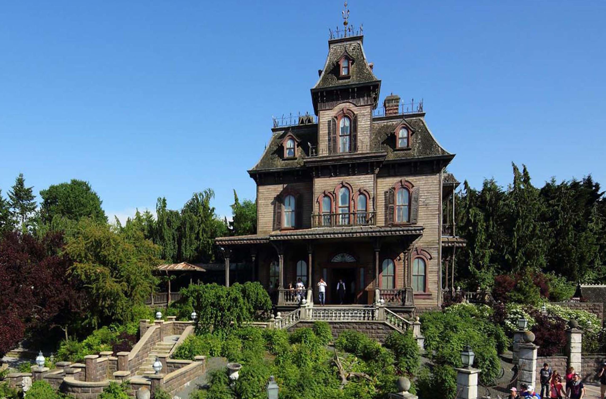 halloween_gingerbread_house_phantom_manor_new_england_innkeeper2 Halloween Gingerbread House - Phantom Manor - New England Innkeeper