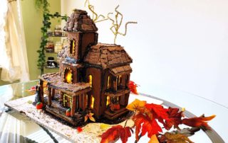 rpm_006 New England Innkeeper’s Phantom Manor Gingerbread House