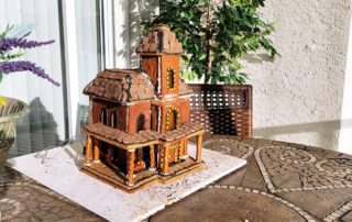 rpm_016 New England Innkeeper’s Phantom Manor Gingerbread House