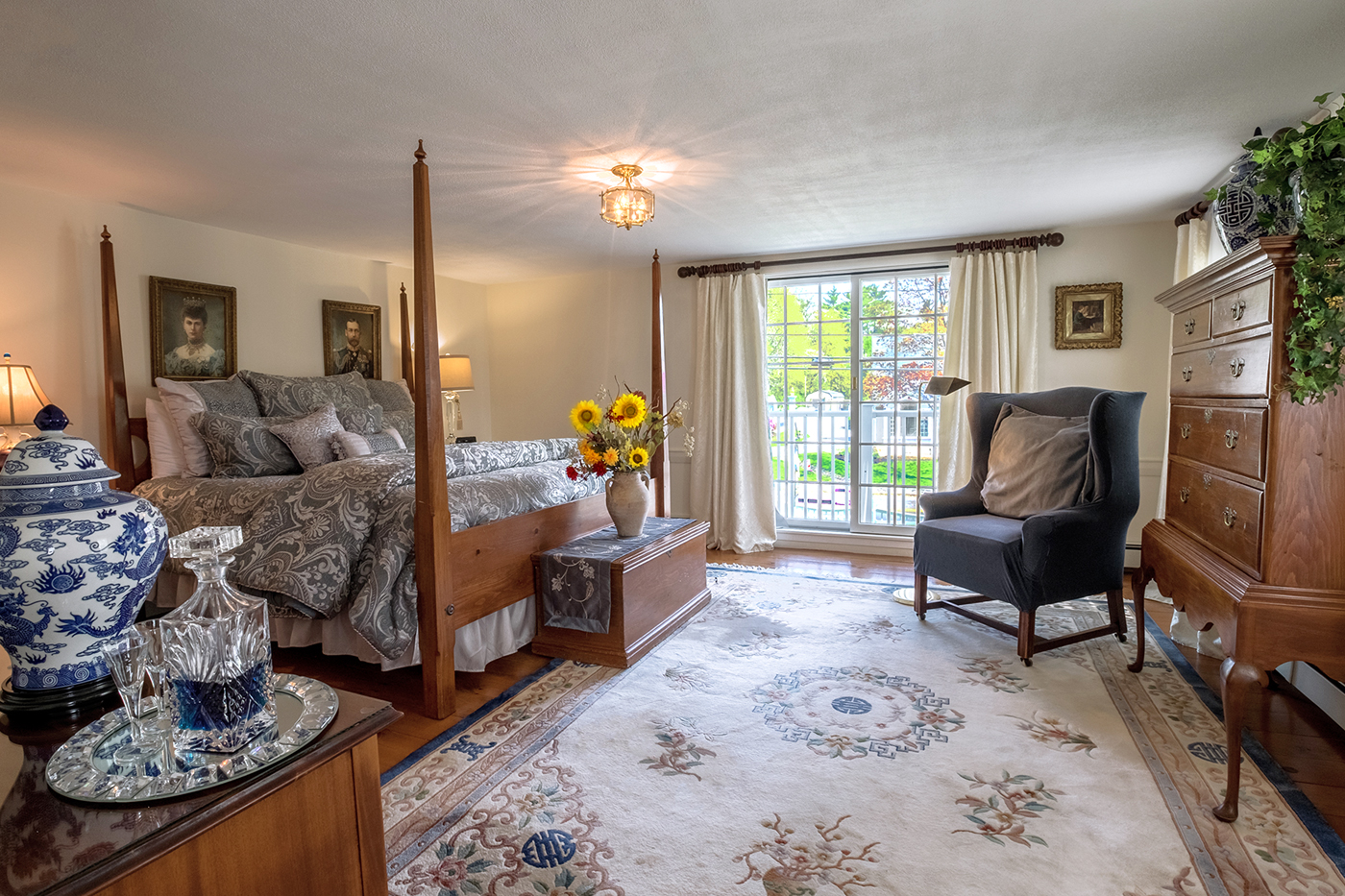 newport_interior_sm New England Innkeeper - Abut Us - Hartwell House Inn of Ogunquit, Maine