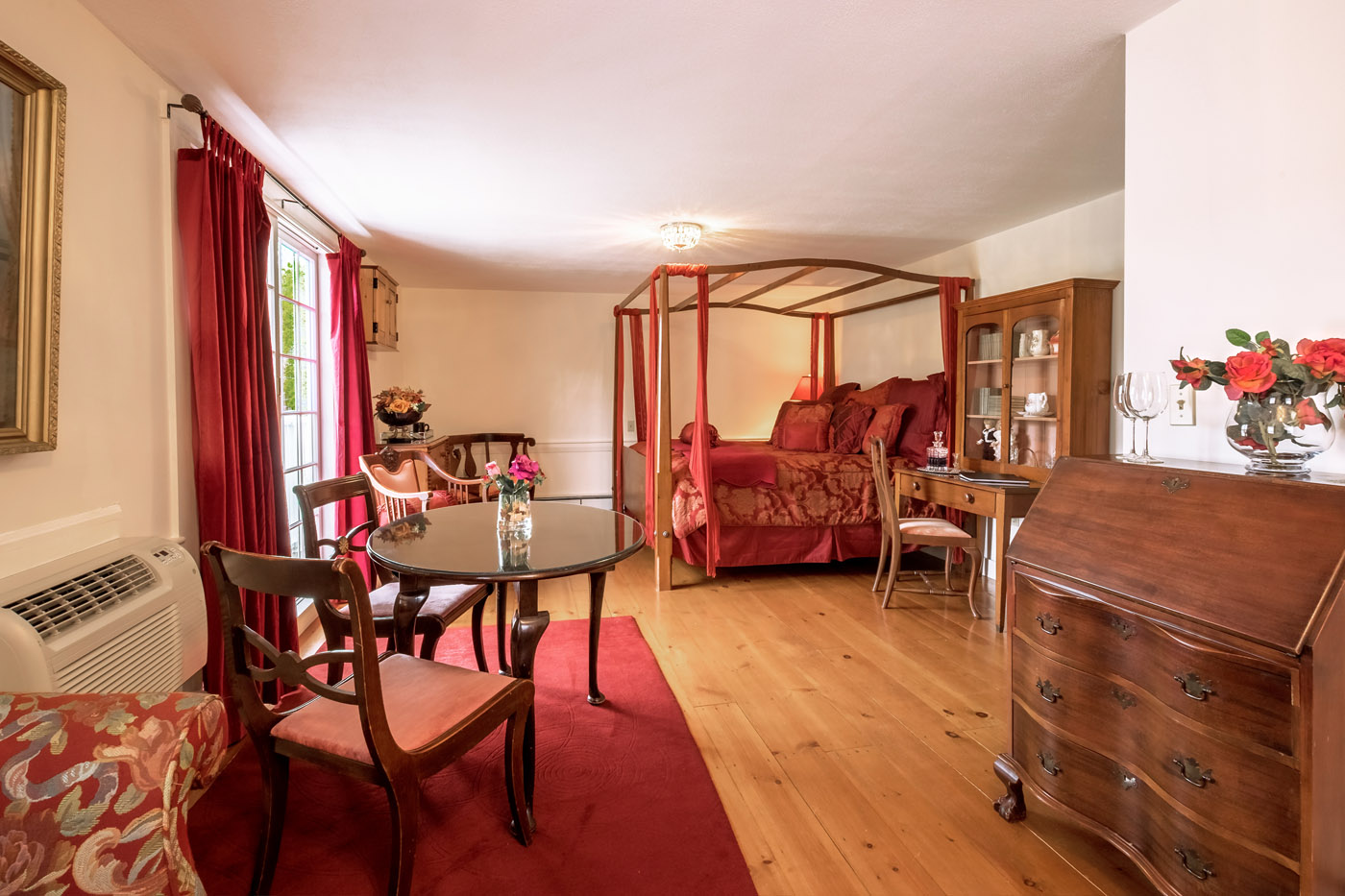 york_interior_sm New England Innkeeper - Abut Us - Hartwell House Inn of Ogunquit, Maine