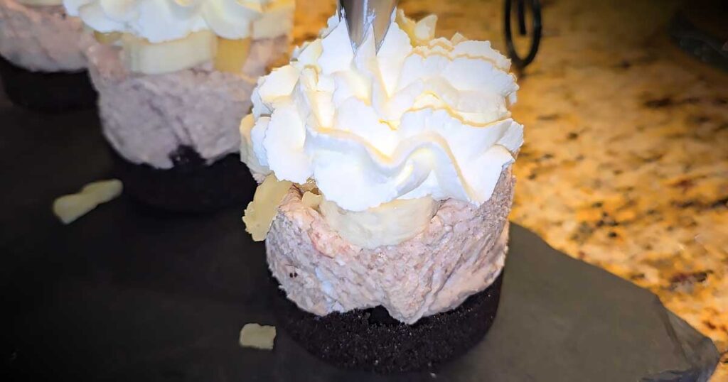 boozy_baileys_no_bake_mini_cheesecakes_recipe_dessert RECIPE: Boozy Baileys Banana Split No-Bake Mini Cheesecake